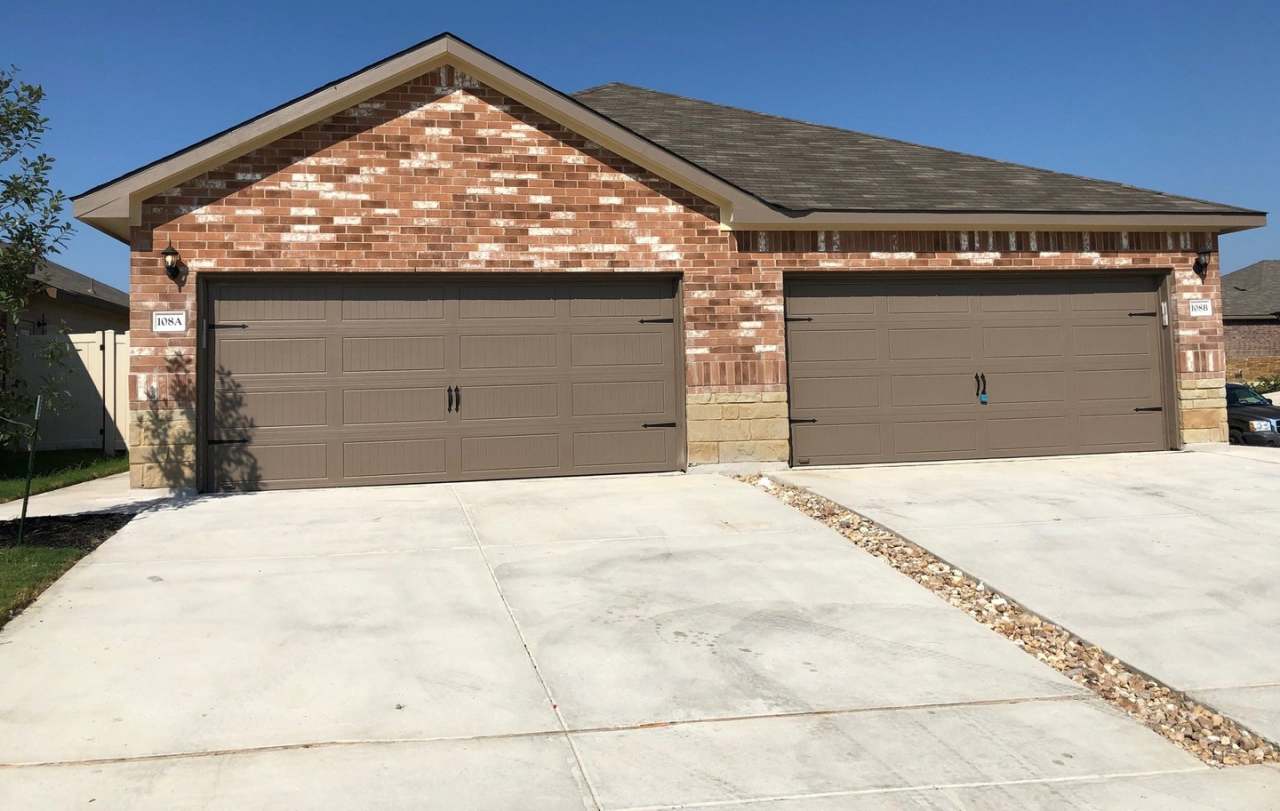 GORGEOUS 3 BEDROOM DUPLEX LOCATED IN BUDA, TEXAS!