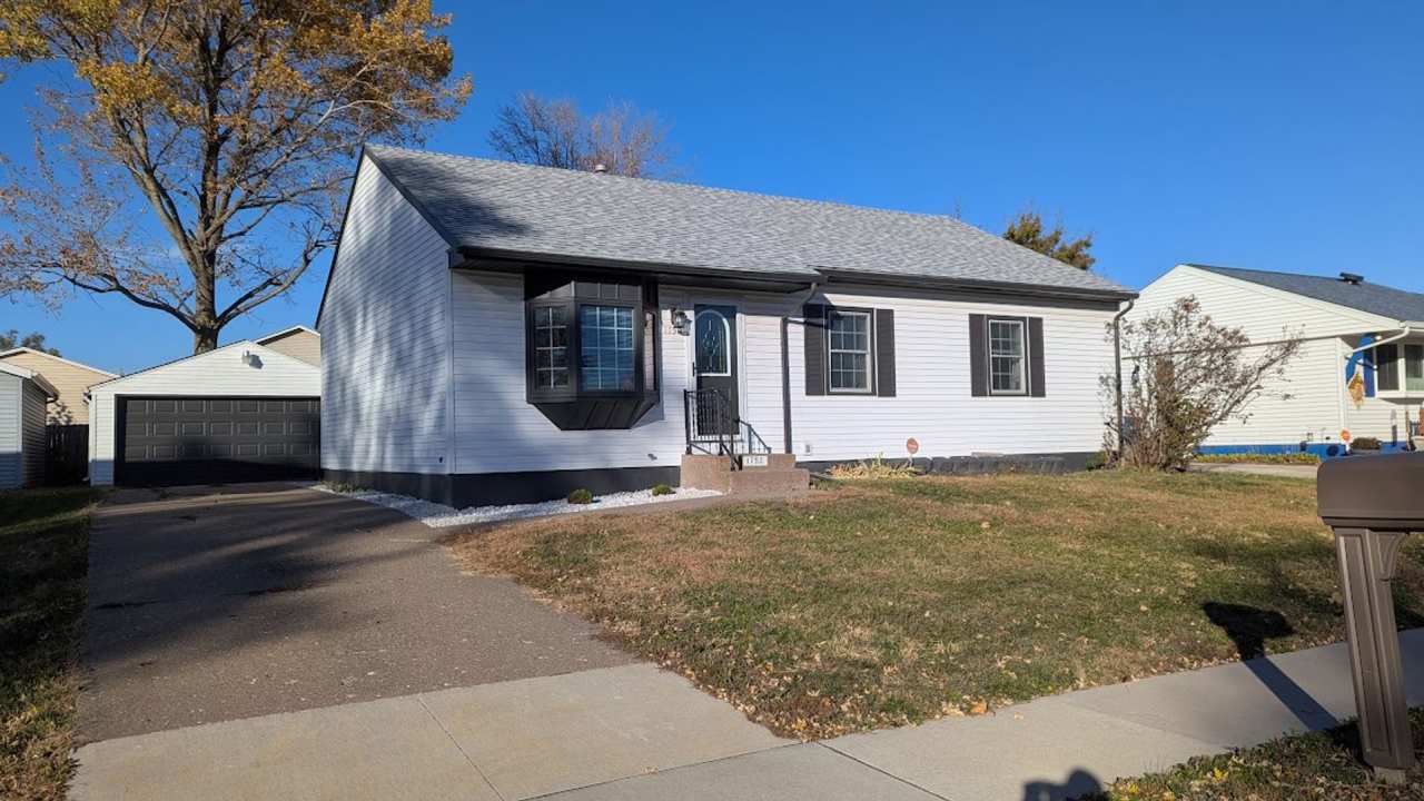 3 Bedroom and 2 Car Garage clean and bright! MUST SEE!