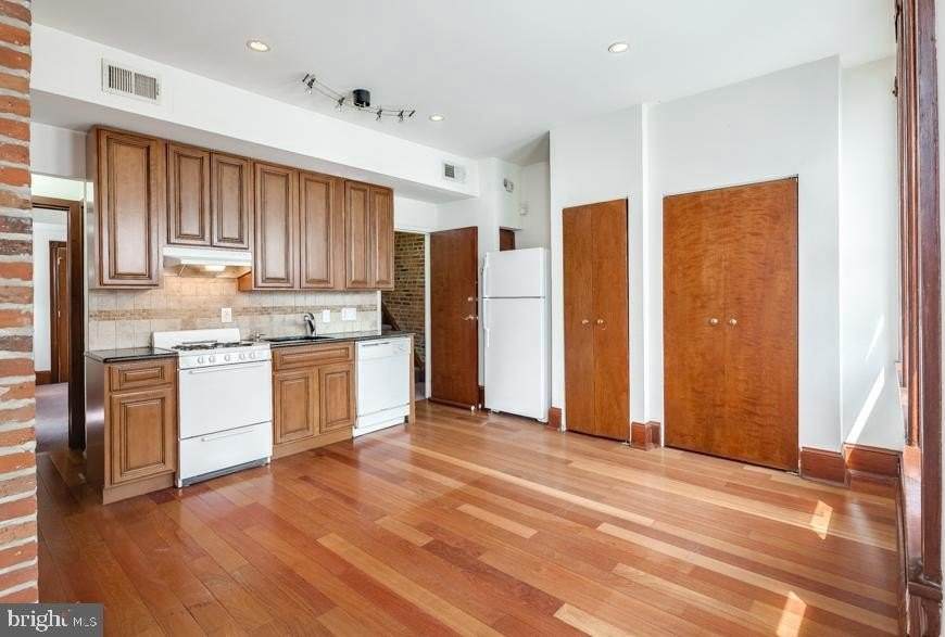 2739 W GIRARD AVENUE