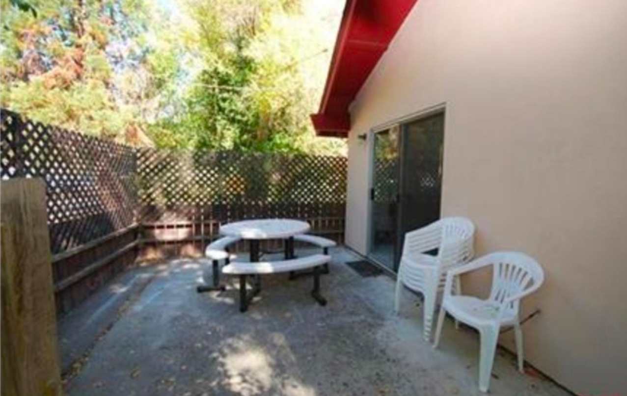 Cute 2 bedroom 1 3/4 bath