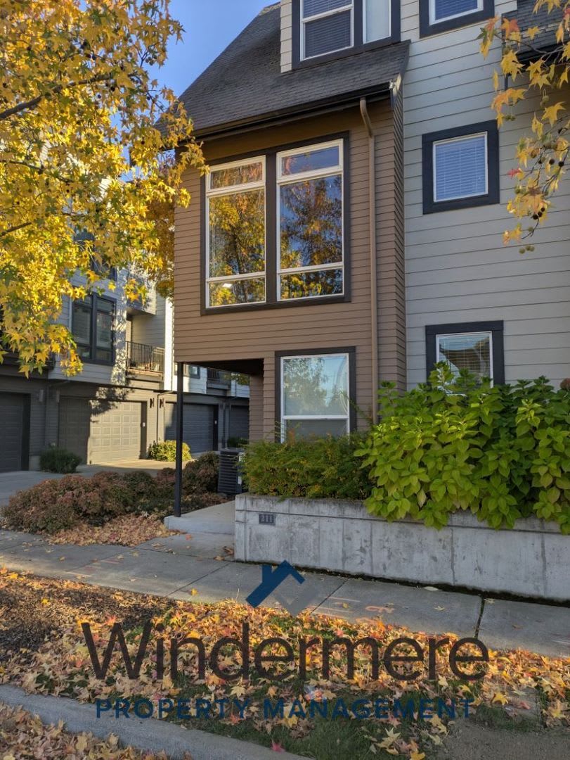 211 W Sumach *Vue 22 Townhome Close to Downtown*