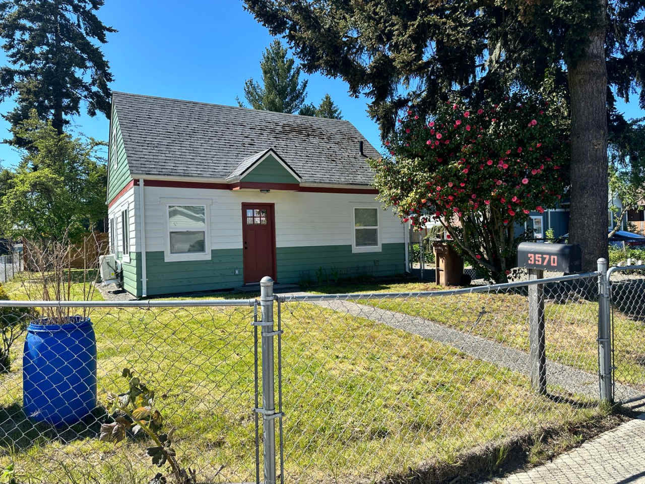 Completely remodeled Adorable home in Convenience location