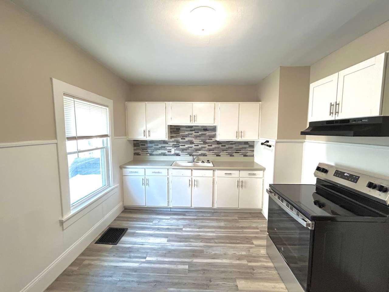 Two Storey Home in Belmont **Move In Special: 50% Off First Month's Rent**