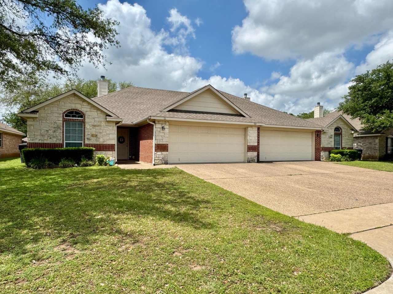 Duplex *LEASING SPECIAL AVAILABLE*