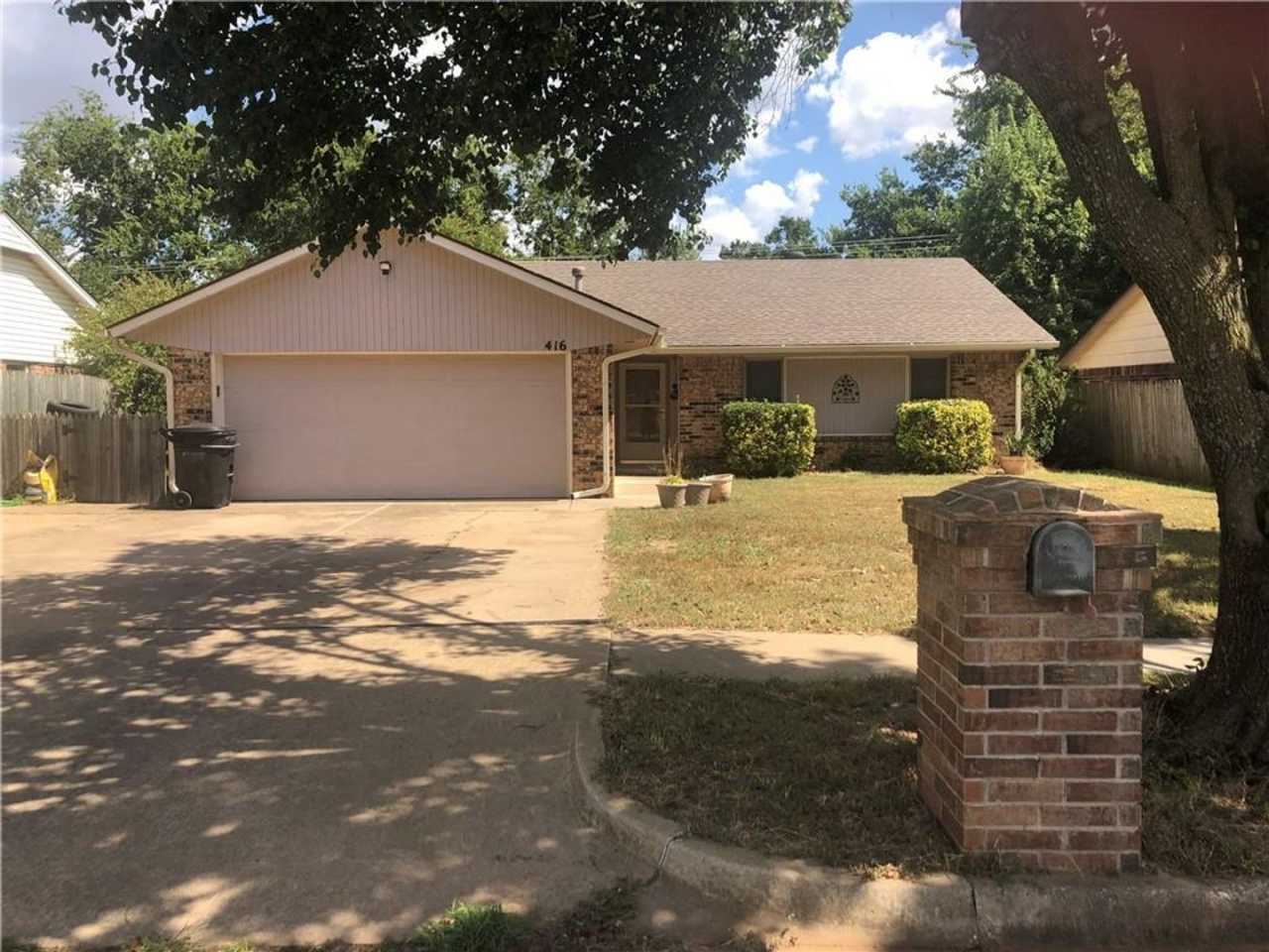 Available and Showing Now! 18-Month Lease Option!! ***SPECIAL $500 OFF 1ST FULL MONTH'S RENT *** Welcome to this delightful 3-bedroom home nestled in the friendly community of Moore, OK!