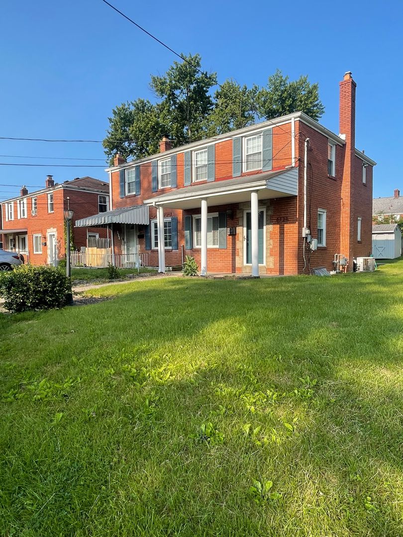 Townhouse on Spacious Corner Lot