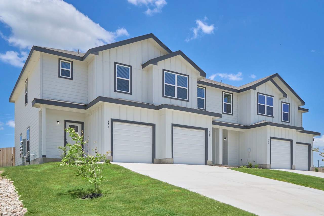 Hunters Ranch Beauty! 3 Bedroom 2 1/2 Bath Townhome