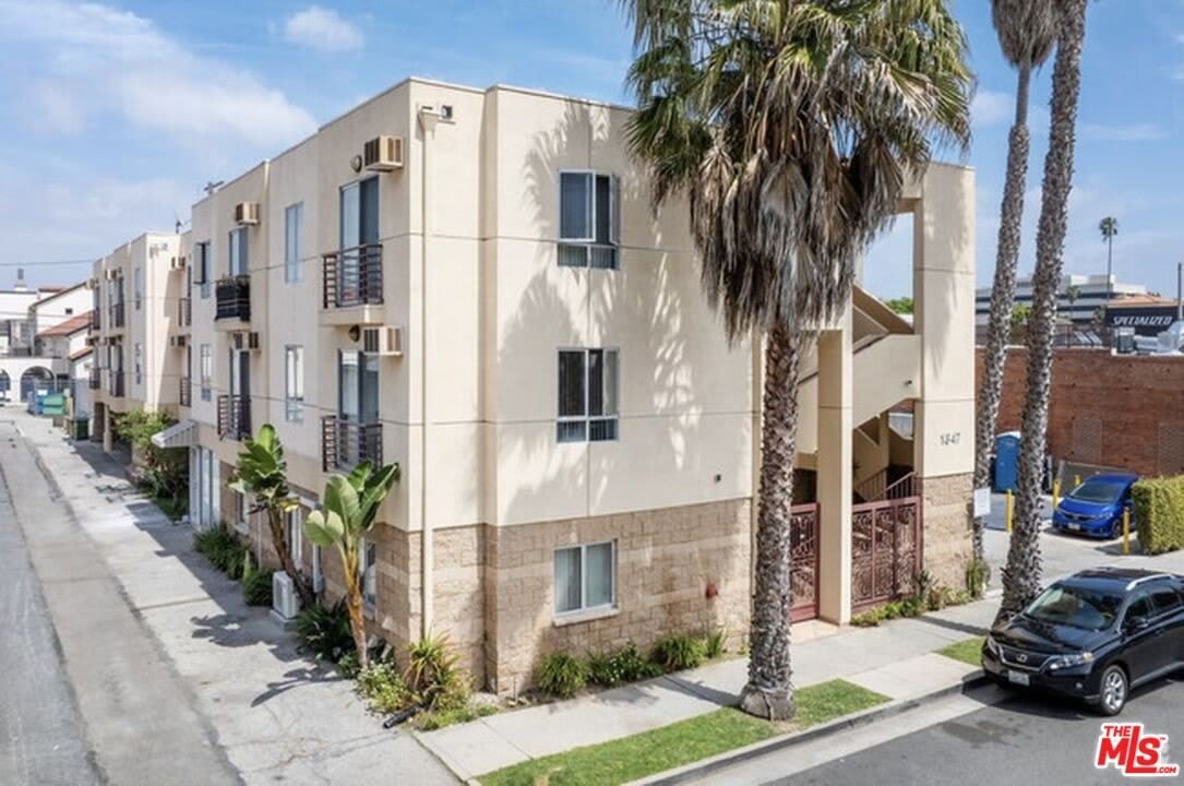 2301 Santa Monica Blvd unit: 202