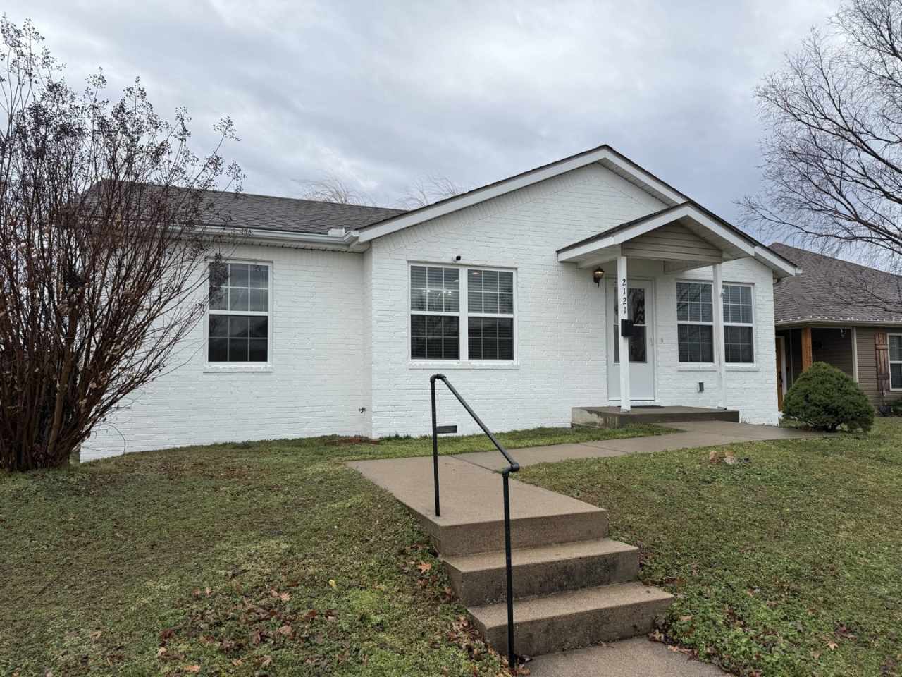 Fully Furnished 3 bedroom/ 1.5 bathrooms- Short-Term Rental – 2121 Kentucky Ave, Joplin, MO, With a Car Garage!!!