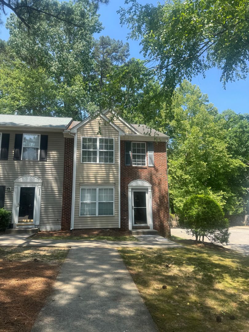 Stylish End Unit 3br 2.5ba TH in Cary! Available Now!