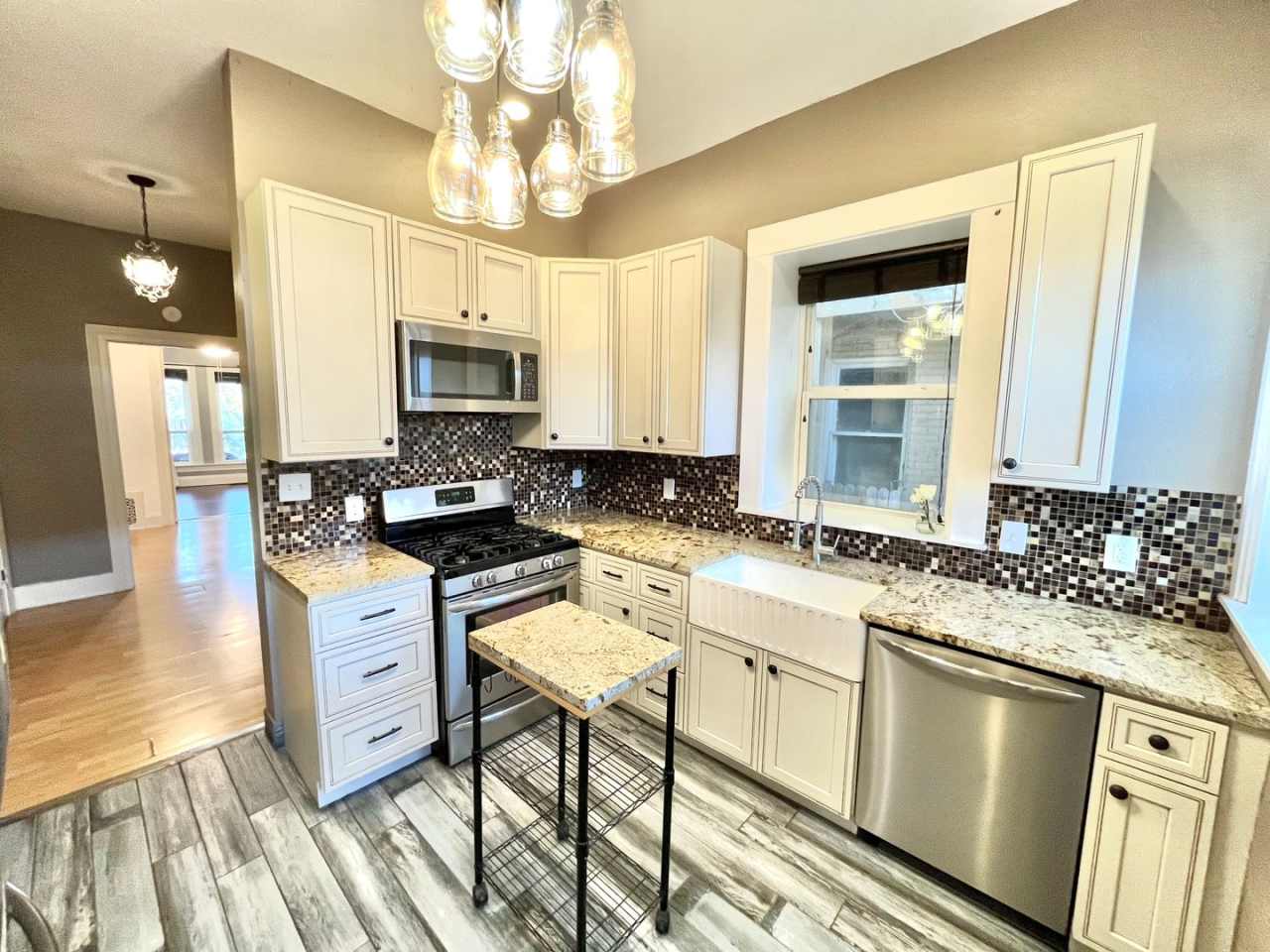 Charming 2 bed 1 bath W/D in unit, free parking, renovated kitchen, fenced backyard, in a walkable area!