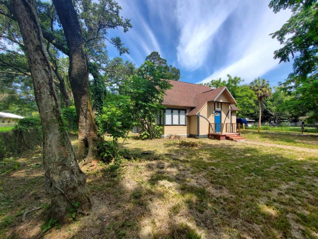 2/1 Large Gibsonton Home Ready for You!