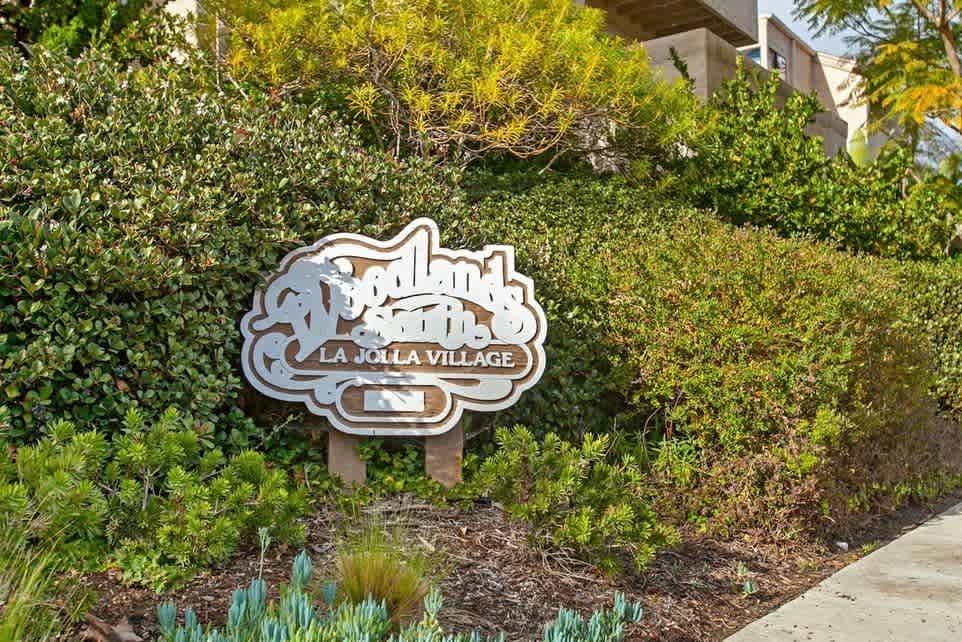 Bright and Spacious End Unit La Jolla