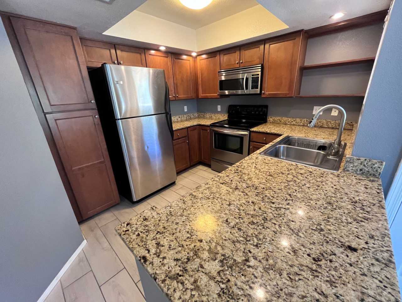 **HOLIDAY MOVE IN SPECIAL!**NE-3 bd/ 2bd Condo in gated community!