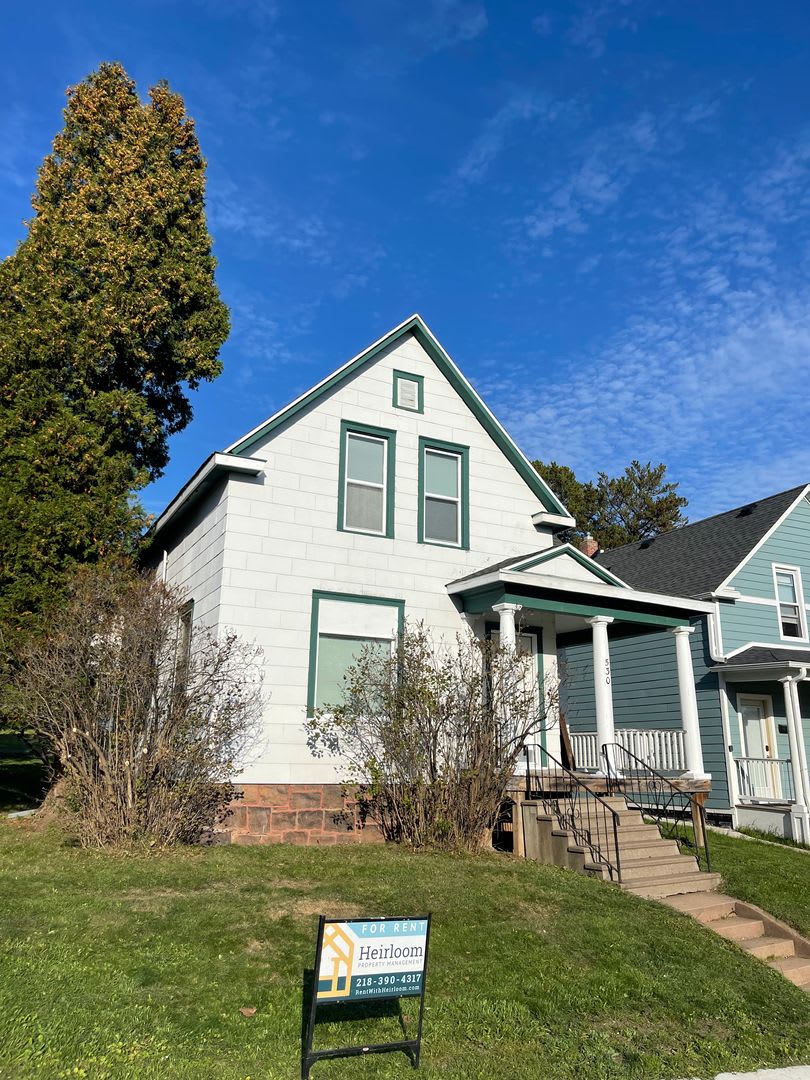 AVAILABLE NOW! FOR A DECEMBER 1ST MOVE IN - 4 Bedroom 1 Bath Home!