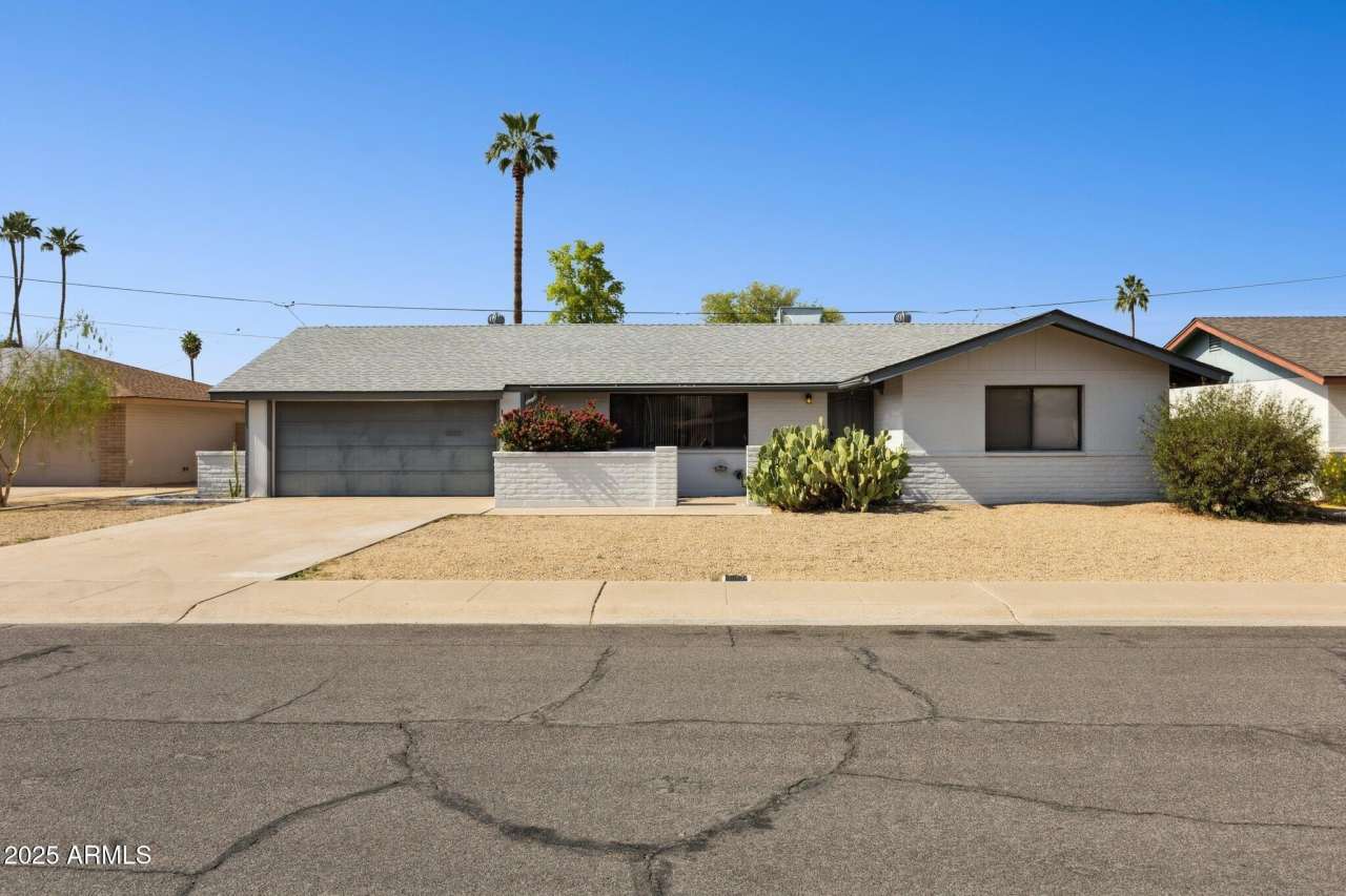 1224 E DEL RIO Drive