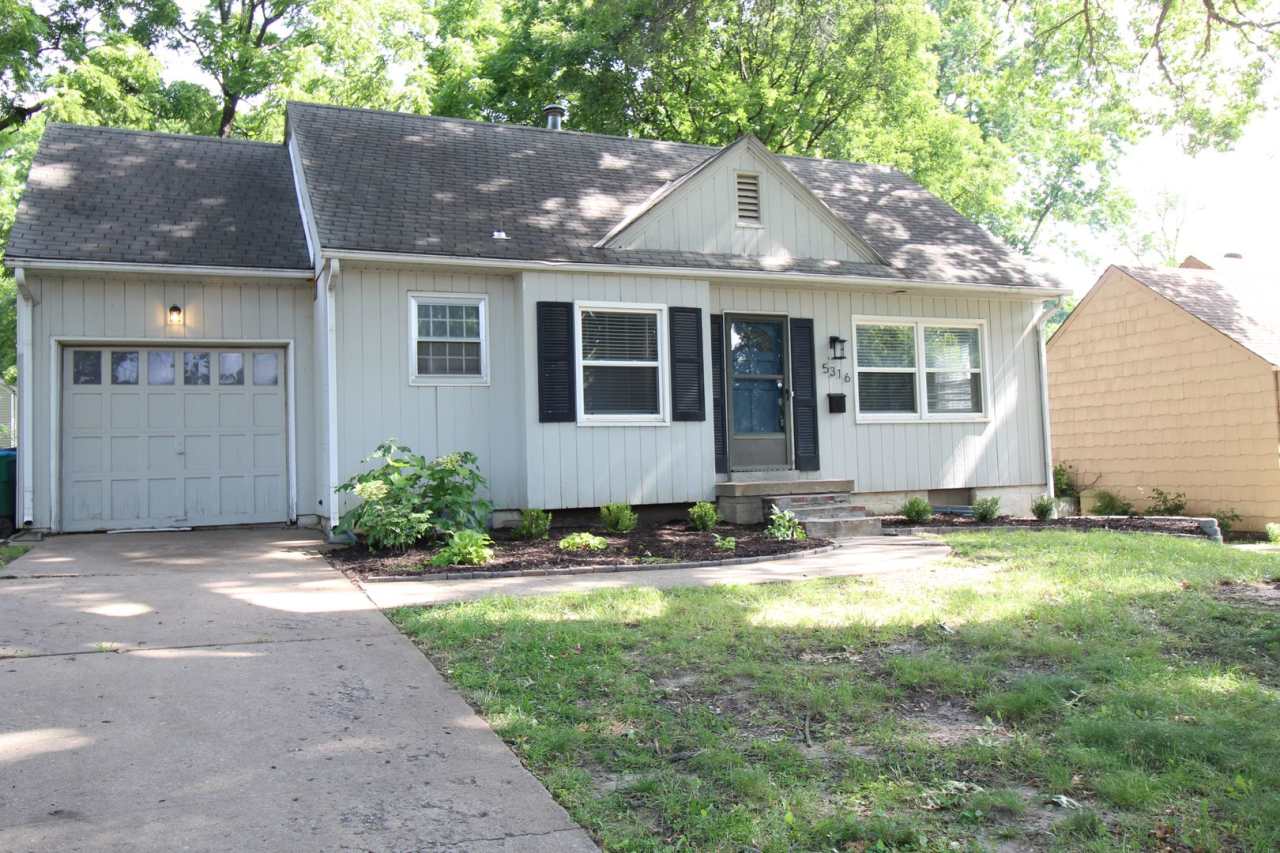 October FREE On This 2 Bedroom 1 Bath Home in Roeland Park
