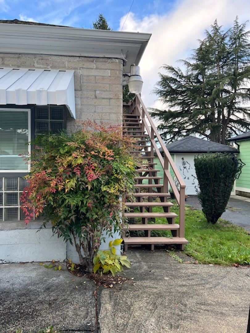 Cute One Bedroom/ One Bath Upstairs Unit.