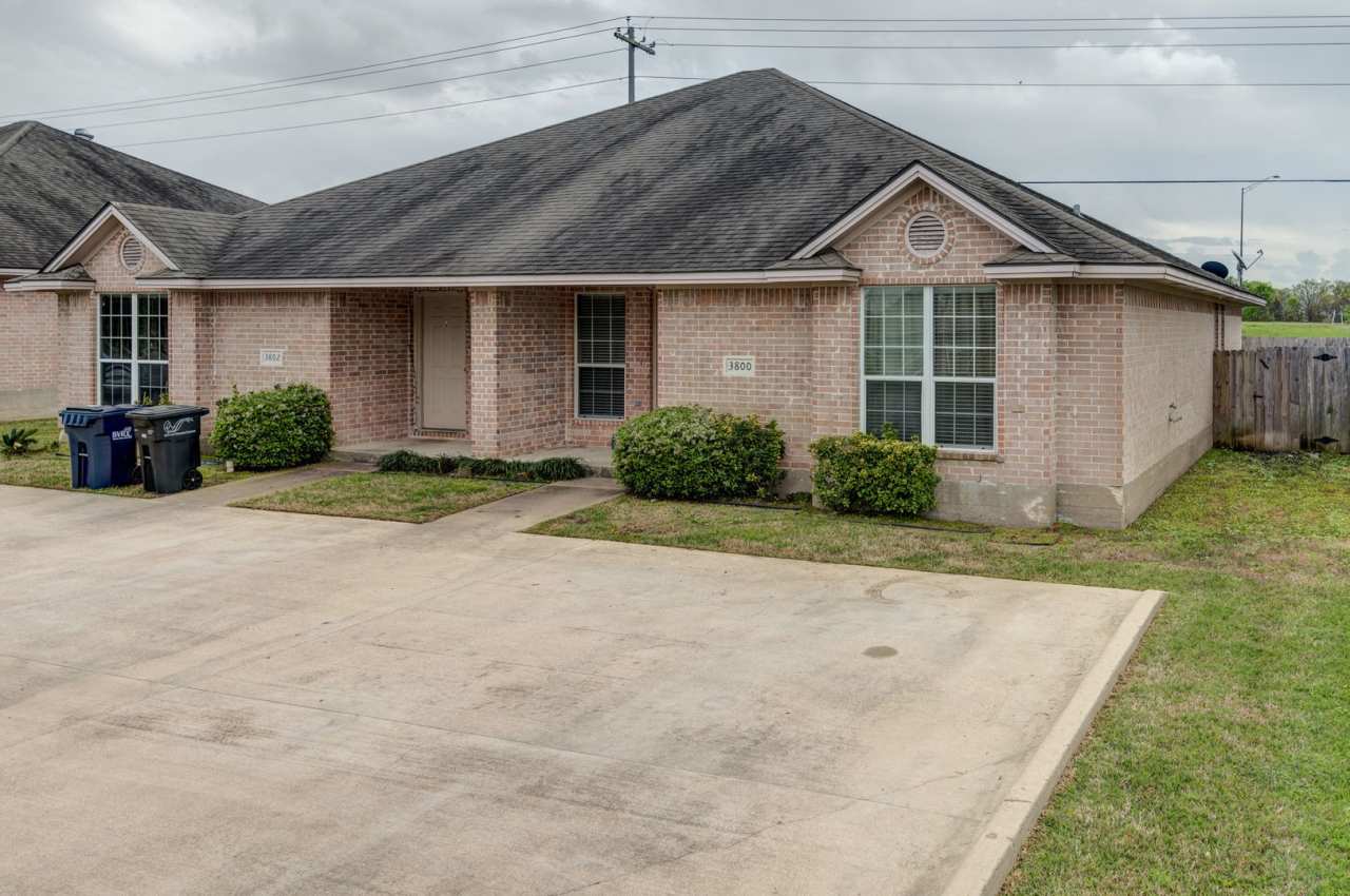 GREAT 3 Bedroom, 3 Bathroom Close to Everything!!
