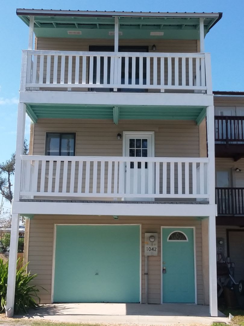 2bd 1.5ba Remodeled Townhouse w/ water views in Parker