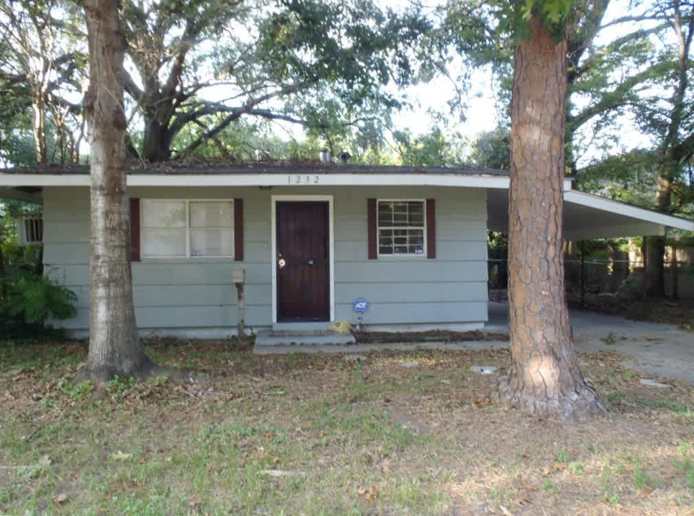 3 br house by LSU! Has carport, washer, dryer, fridge, fenced yard, no carpet
