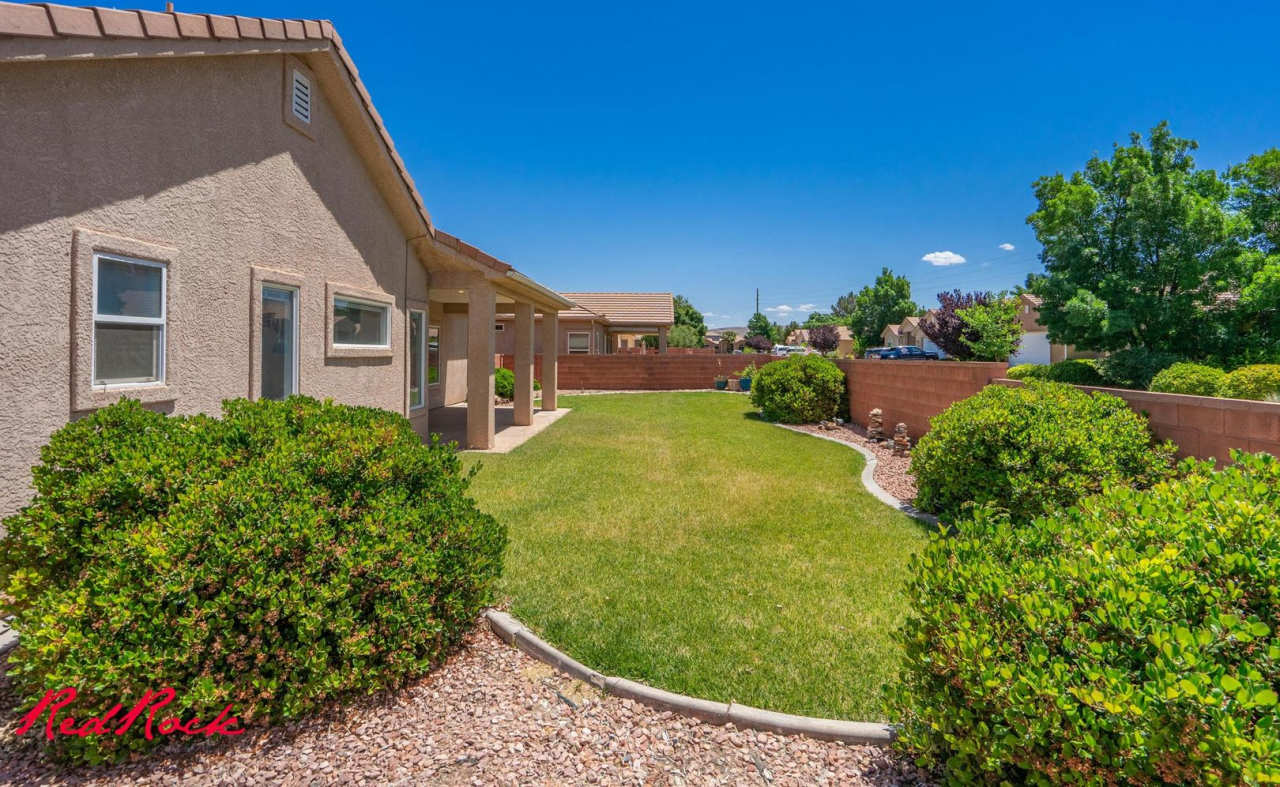 Welcoming 3 Bedroom Home in Hurricane! Small Dog Friendly!