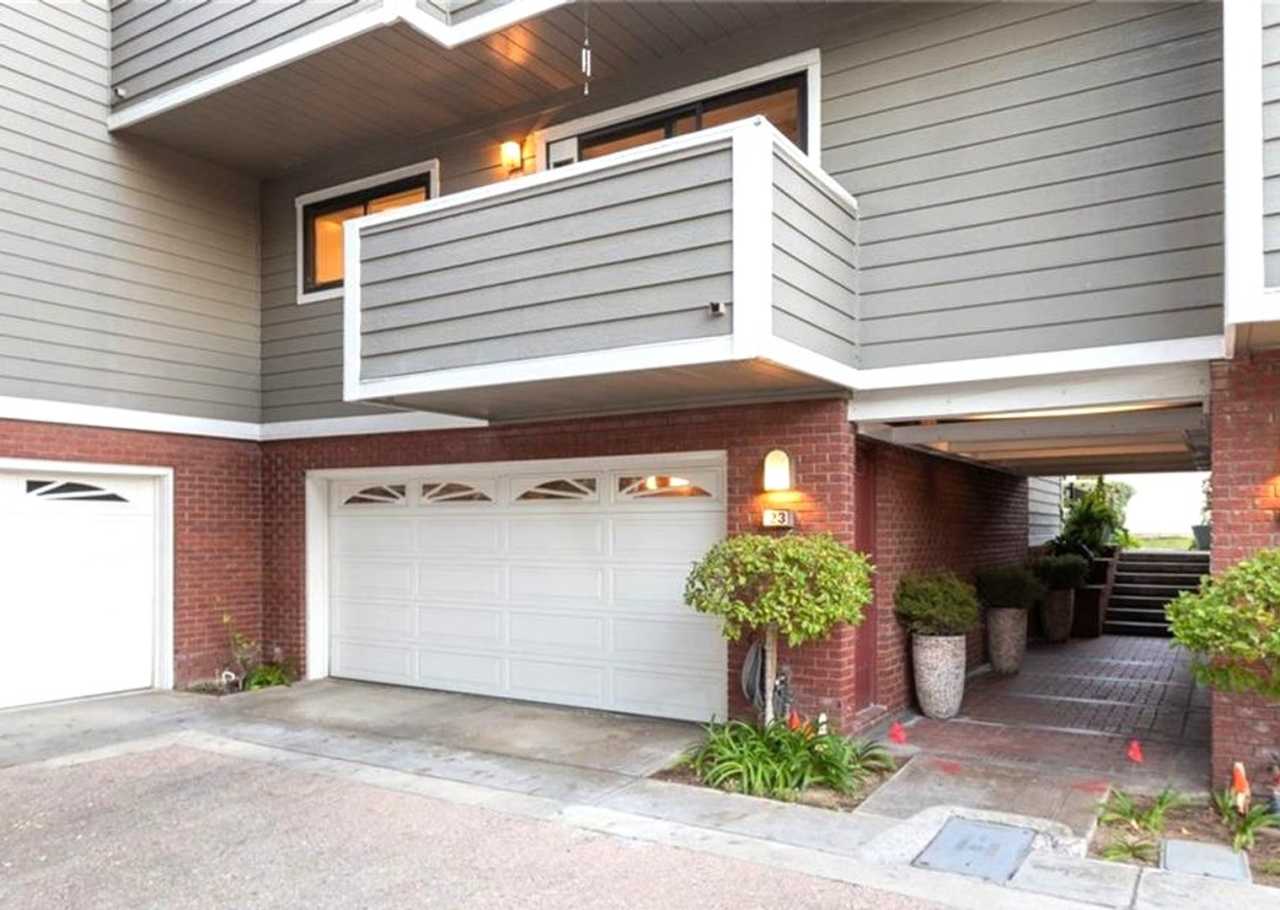 Updated 2 bedroom townhome in Manhattan Village