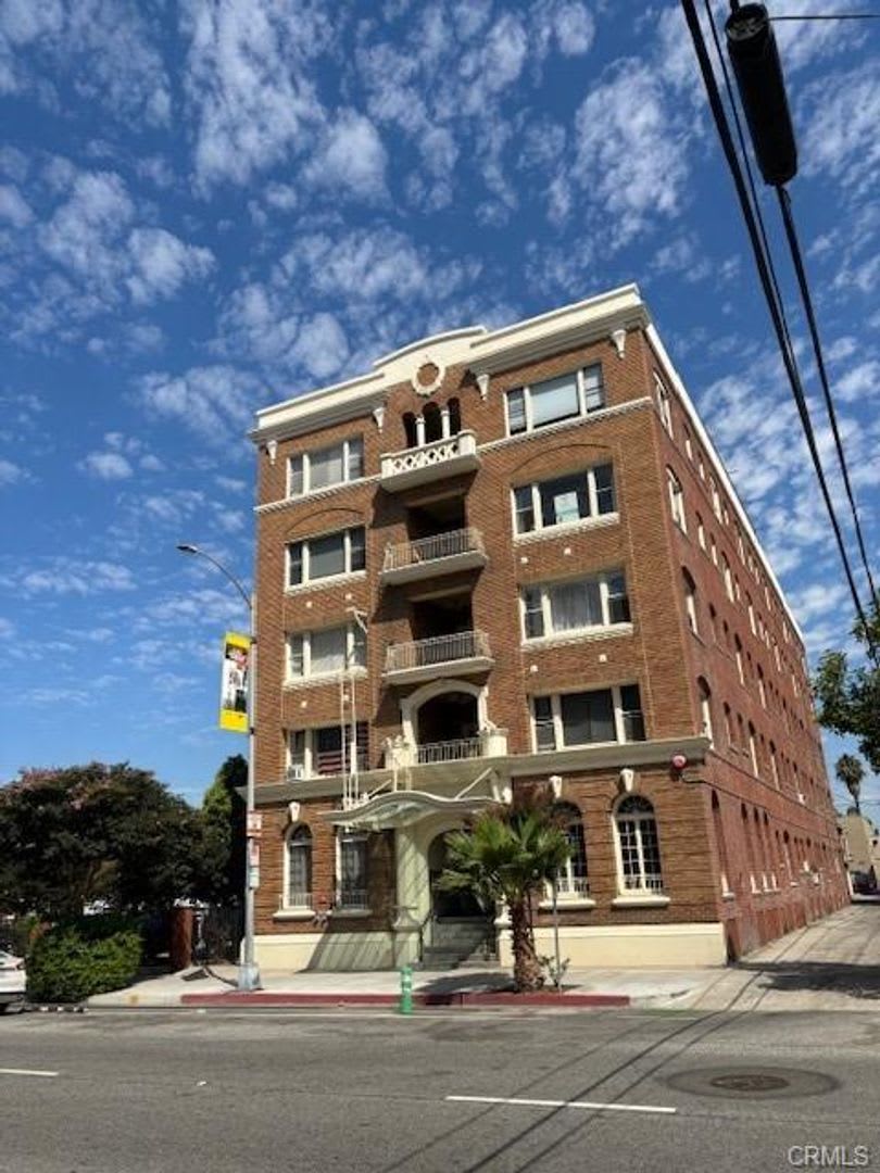 Charming Studio with Vintage Appeal