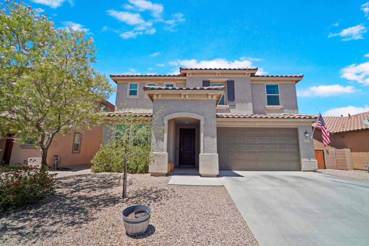 Gorgeous 4+1 Bdrm Home in Gladden Farms with Pool