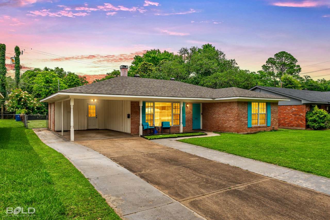 Adorable 3 bed 2 bath in Broadmoor Area!