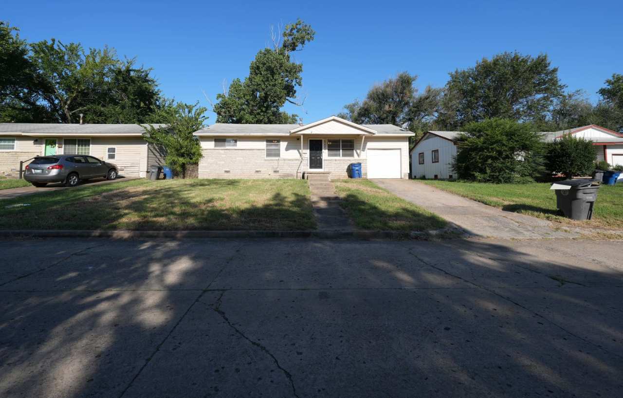 3 Bedroom Tulsa Home Ready Immediately! OFFERING 1/2 OFF THE PRORATED RENT!