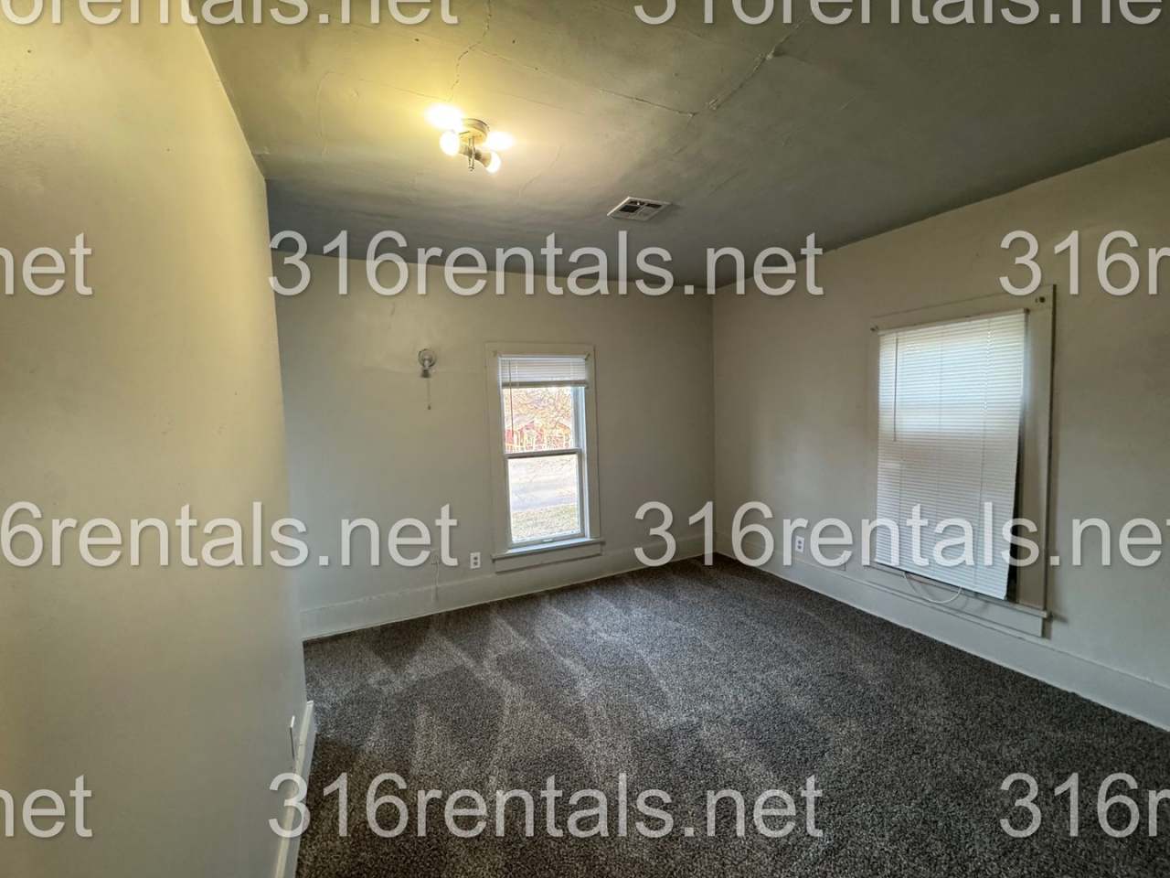 $1095 - 4 bed 2 bath - Single Family Home - NEWLY RENOVATED