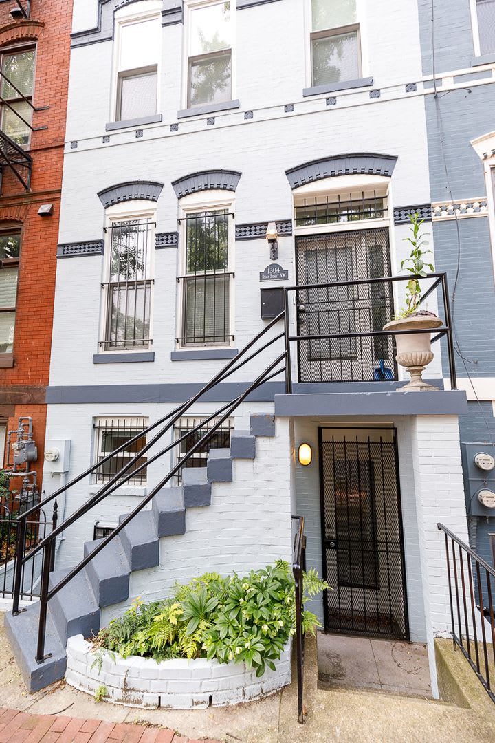 Prime Logan Circle Studio with In-Unit W/D!