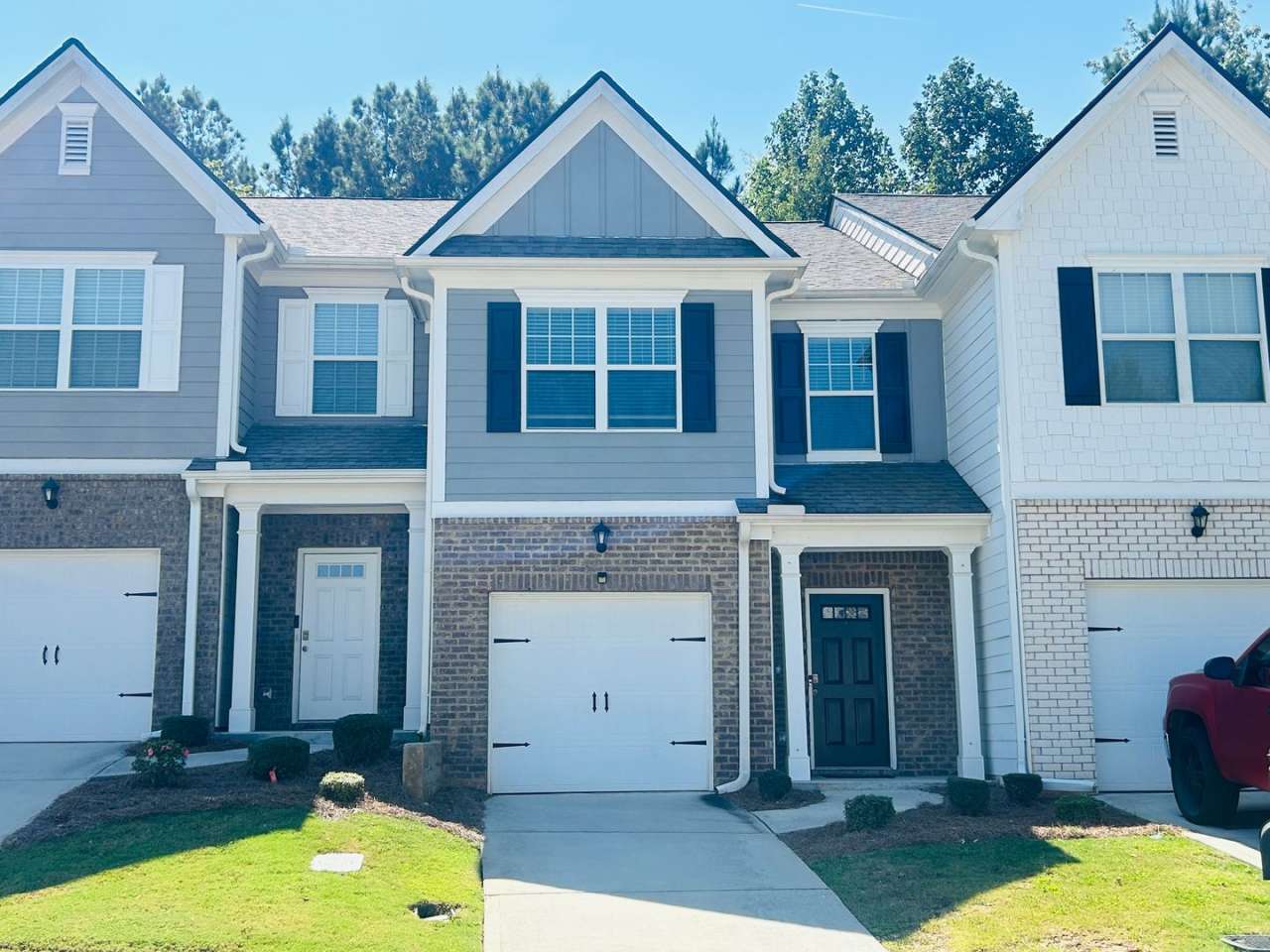 Wow 3 bedroom 2.5 bathroom townhome minutes from Downtown Newnan! Must see!