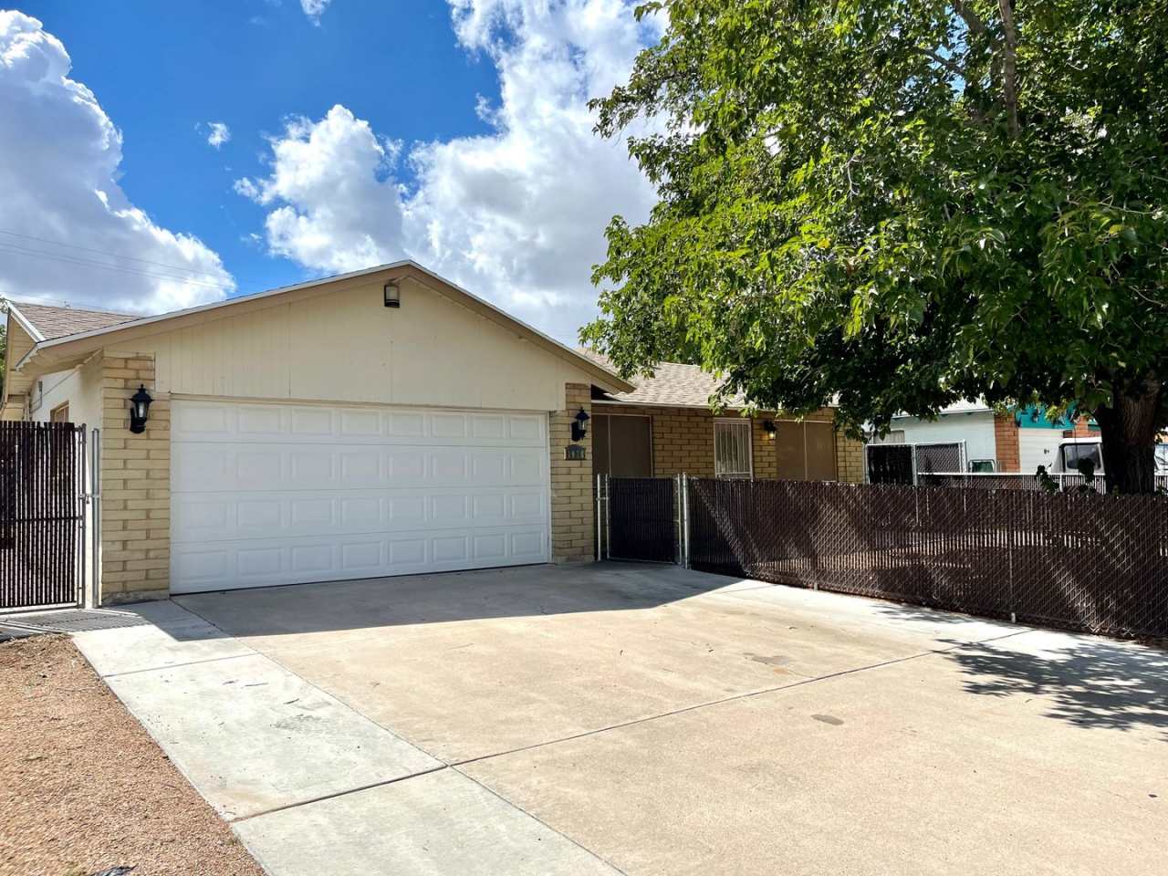 Nice 3 Bedroom Home w/ Bonus Room in Center of Kingman! *CURRENTLY OCCUPIED, PLEASE DO NOT DISTURB THE TENANTS*