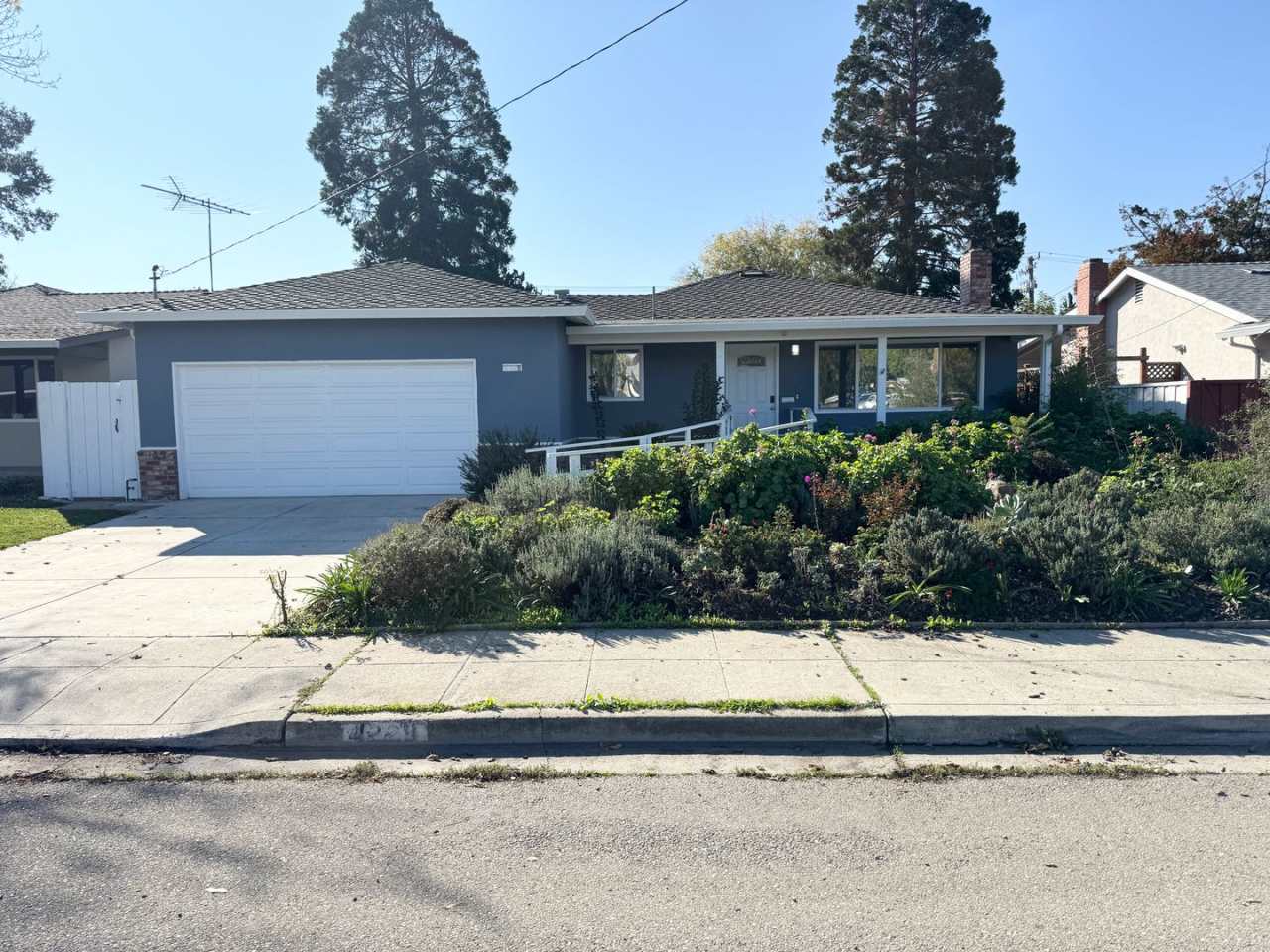 Great shape Jensen Tract Single Family Home in Livermore ADA Compliant