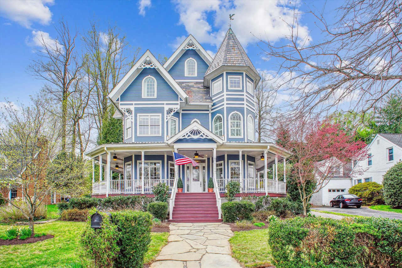 Stunning and Spacious Single Family Home Sitting On A Spacious Lot In Scenic Fowler's Addition