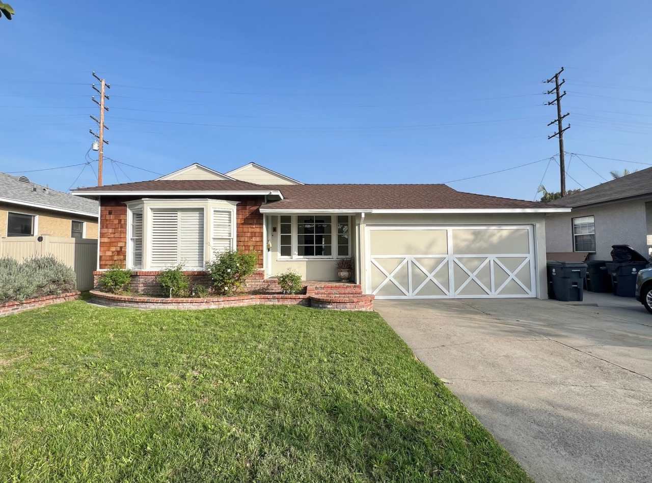 3 Bedroom 2 Bathroom Lakewood House with Private Backyard down the street from Lakewood High School