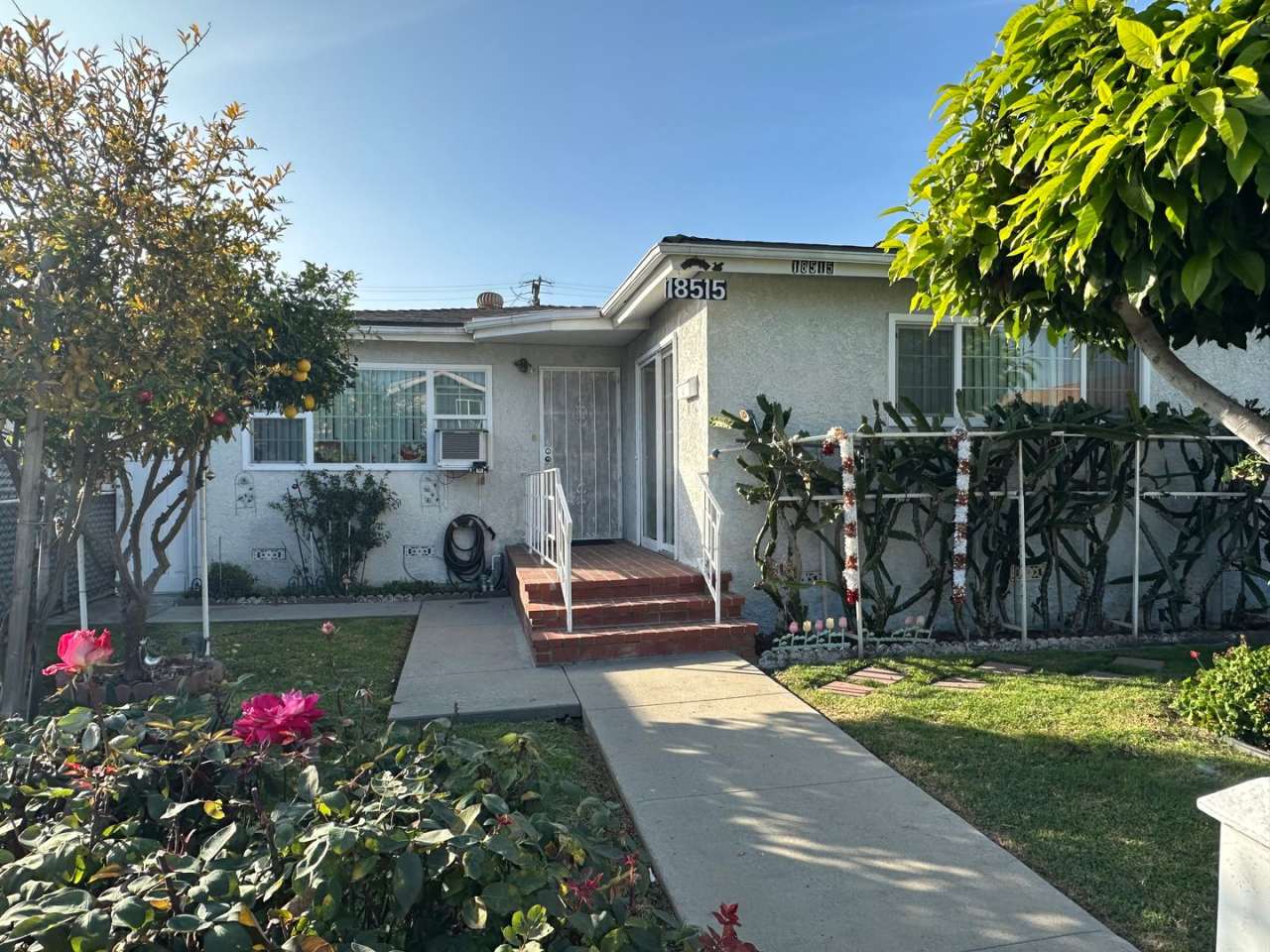 Beautifully remodeled 1-bed 1-bath centrally located in Artesia, CA