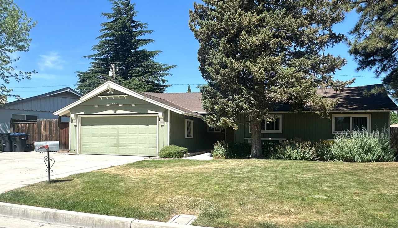 READY NOW! 3+2 with RV Parking!