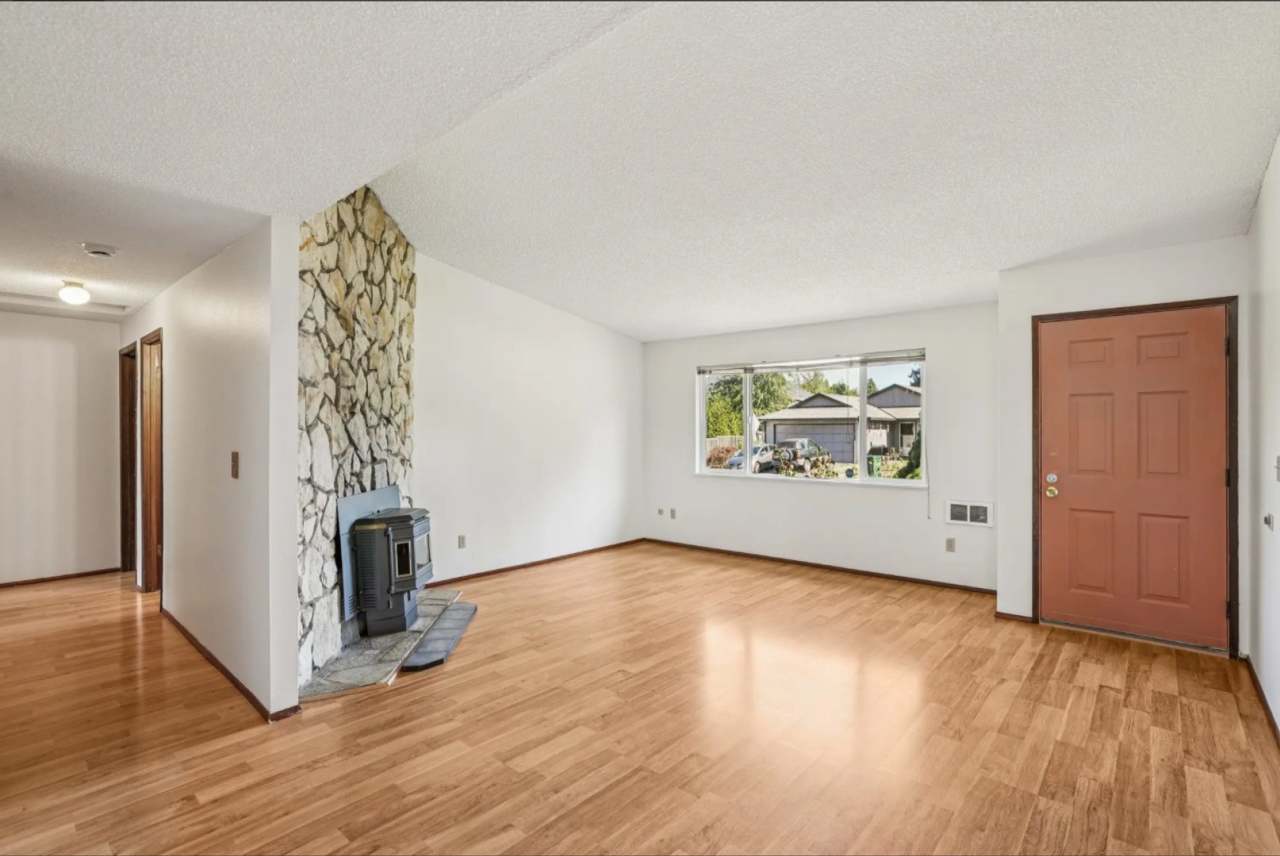 Open Concept: 3 Bed, 1.5 Bath Hidden Gem!