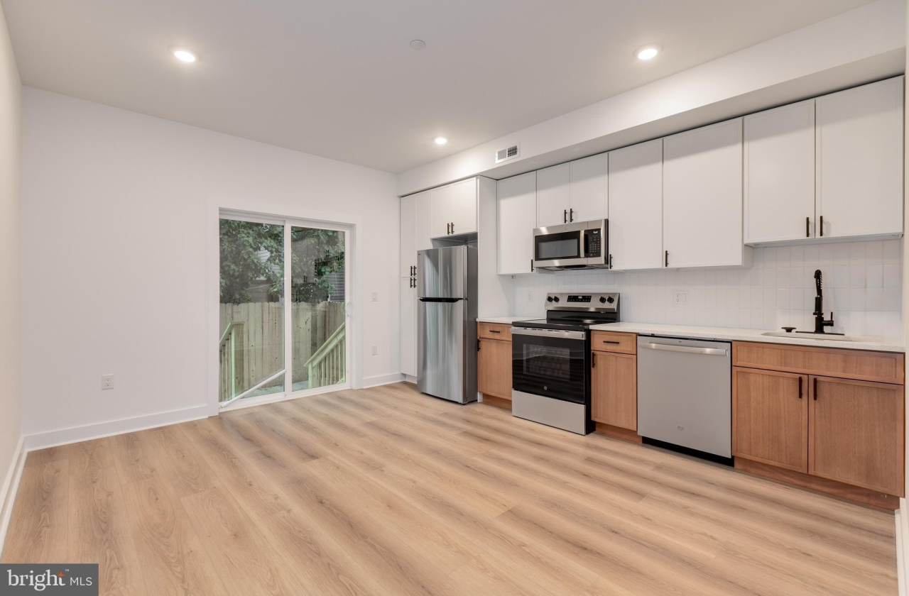 1028 W ARIZONA Street unit: 1