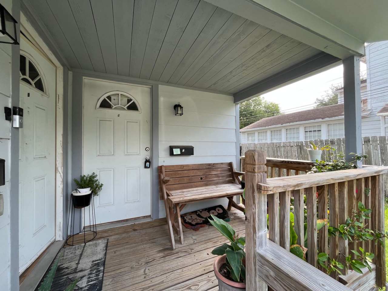 SECOND FLOOR APARTMENT ONE BLOCK FROM OCEAN DRIVE