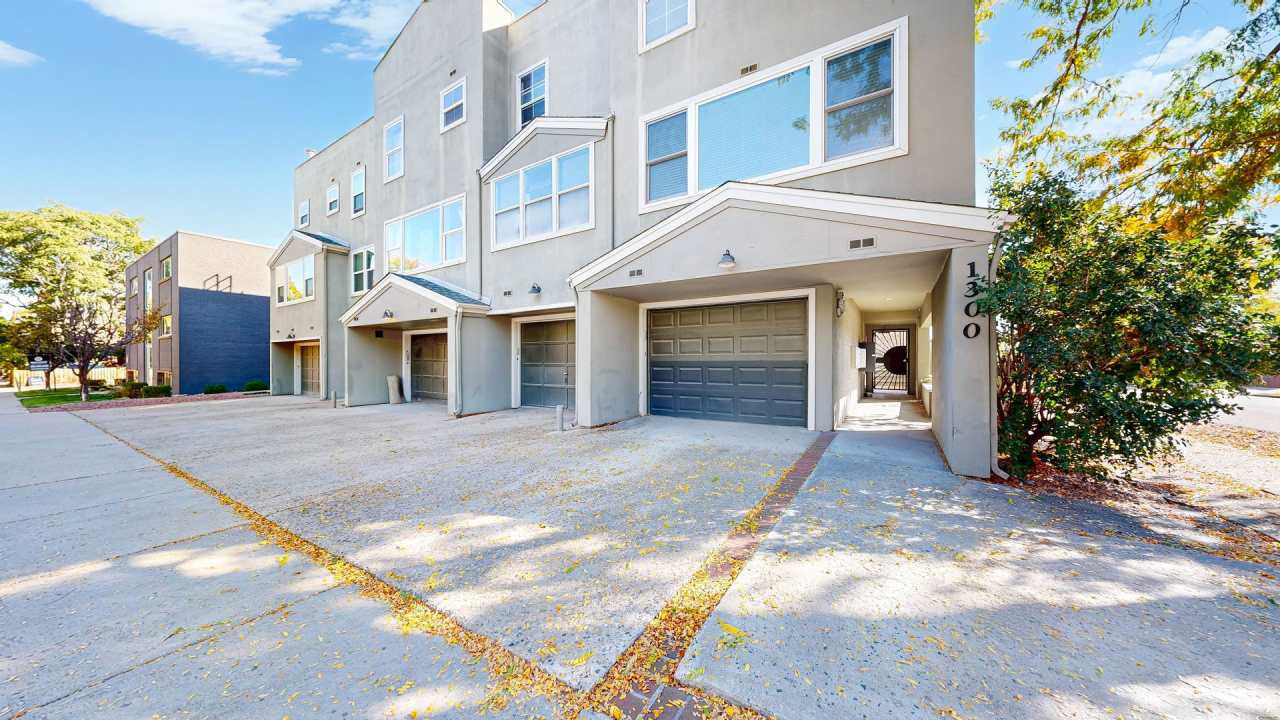 Spacious Congress Park location 2 bed/2.5 bath home w/1 car garage