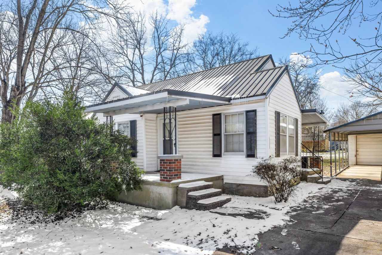 Charming White Cottage with Black Metal Roof  Garage in Gallatin!