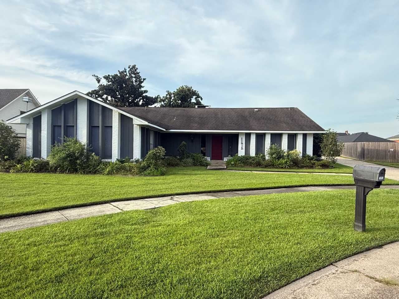 Rental Available Now in Lake Sherwood Acres!