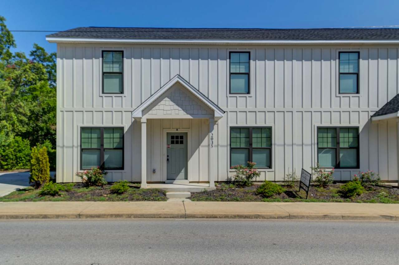 Modern Townhome in Rosewood – Walk to USC, Dining  More!