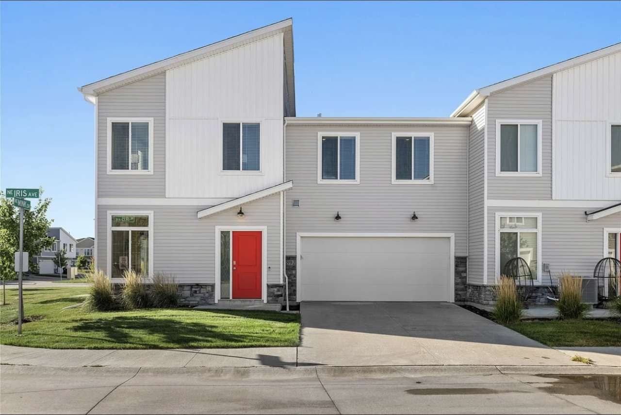 892 Northeast Iris Avenue