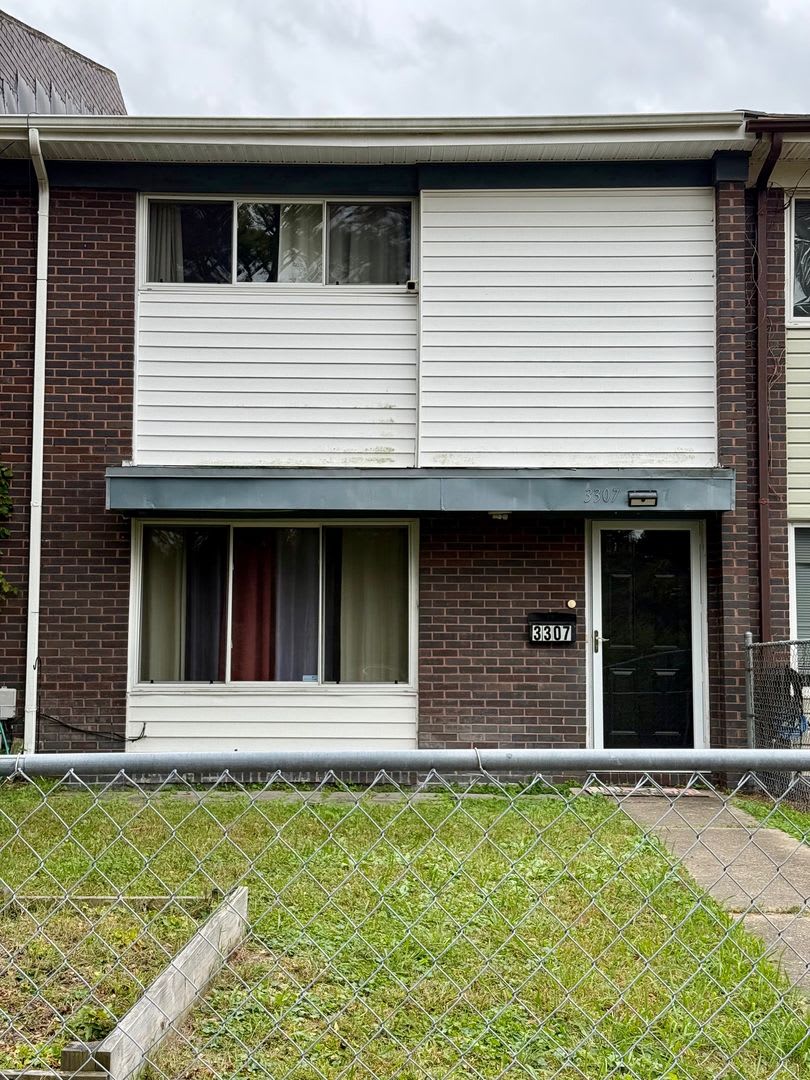 Charming 3-Bedroom Townhome with Fenced Yard