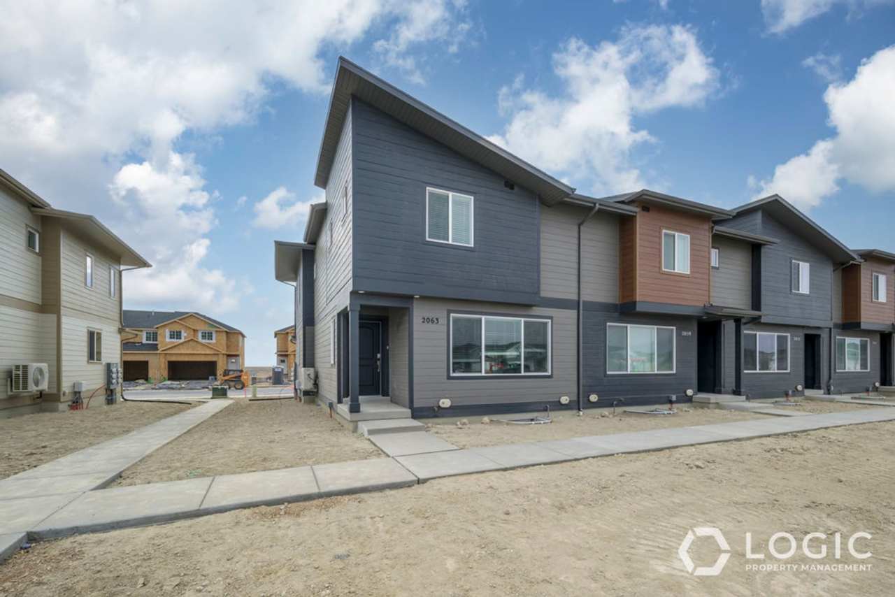 Beautiful Brand New Townhome in Great Eagle Mountain Location!